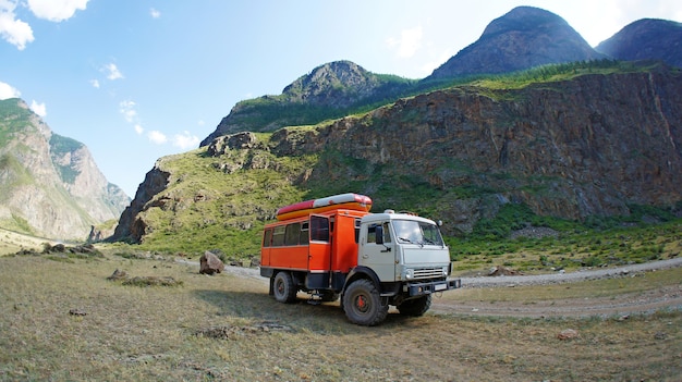 Conduite hors route dans les montagnes de l'Altaï