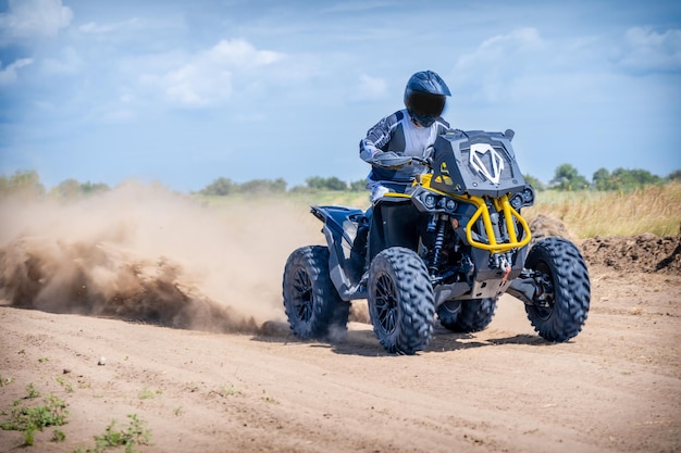 Conduite hors route avec un quad ou un VTT 4x4