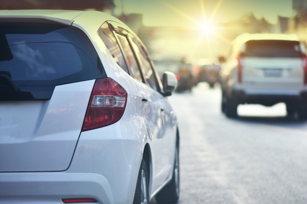 Conduite de voiture sur route et petit siège de voiture pour passagers sur la route utilisée pour les déplacements quotidiens, conduite de voitures automobiles automobiles