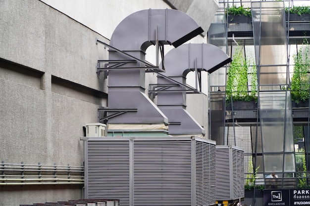 Conduits d'air en acier sur le toit du système de ventilation extérieur du bâtiment