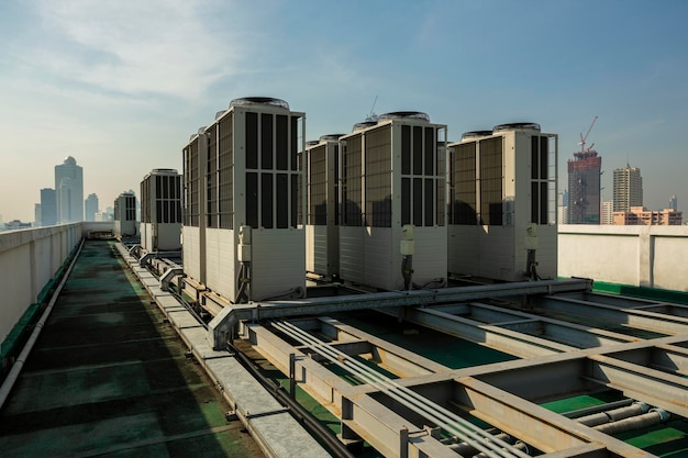 Photo conduits d'évacuation des unités de climatisation et de ventilation industrielles toit gratte-ciel du haut bâtiment