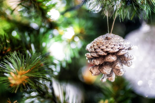 Cône d'argent sur l'arbre de Noël