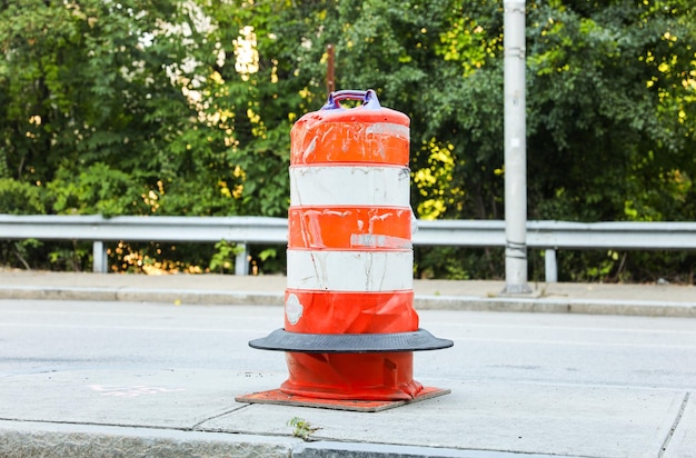 cône de construction orange sur la rue urbaine symbolisant la prudence en matière de sécurité routière et les infrastructures en cours