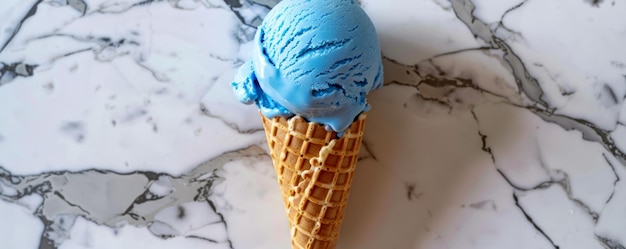 Un cône de crème glacée bleu sur fond de marbre