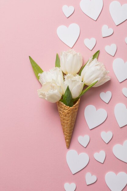 Cône De Gaufre Flatlay Avec Fleur De Fleur Blanche