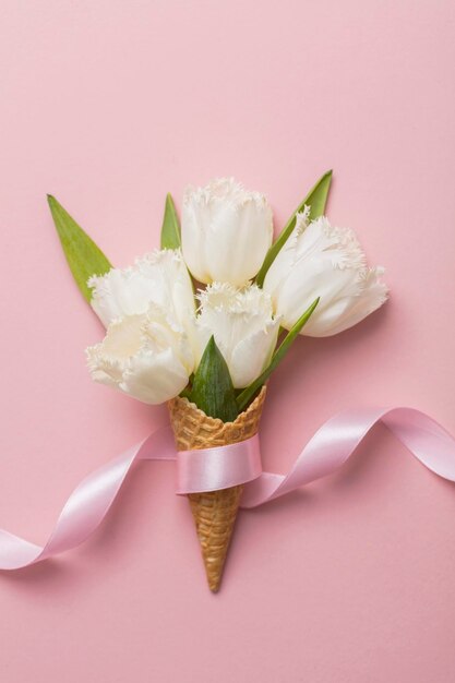 Cône de gaufre flatlay avec fleur de fleur blanche