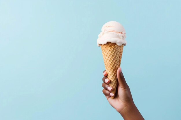 Un cône de remplissage de crème glacée sur un fond bleu Une femme avec une belle manucure tient une crème glace dans