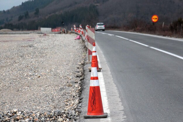 Photo les cônes de circulation sur la route