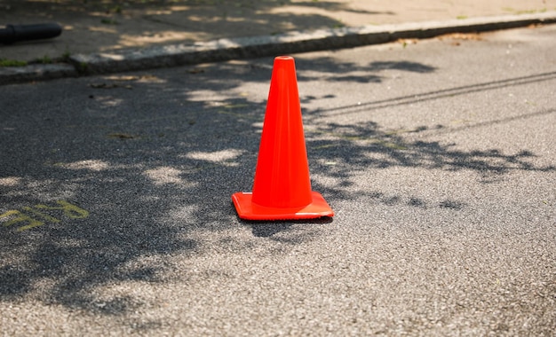 Les cônes de construction orange représentent les zones de construction attention travaux routiers et barrières temporaires fo