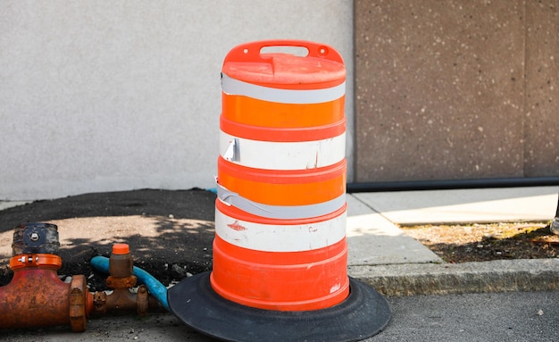 Les cônes de construction orange représentent les zones de construction attention travaux routiers et barrières temporaires fo