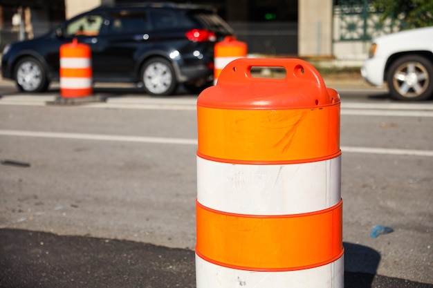 Les cônes de construction orange représentent les zones de construction attention travaux routiers et barrières temporaires fo