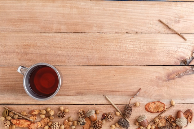 Cônes, glands et morceaux de bois avec boisson