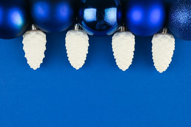 Cônes de neige avec des boules de Noël sur l'espace bleu. Photo de haute qualité