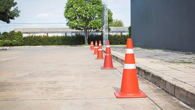 Cônes de signalisation orange sur la surface de la route en ciment