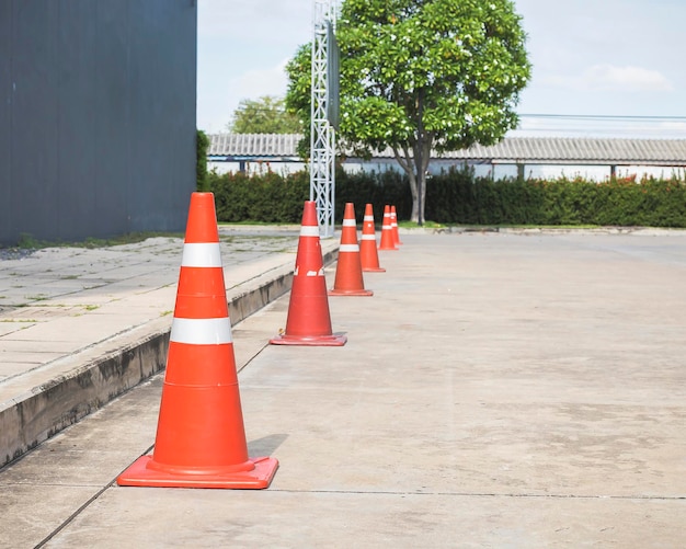 Cônes de signalisation orange sur la surface de la route en ciment