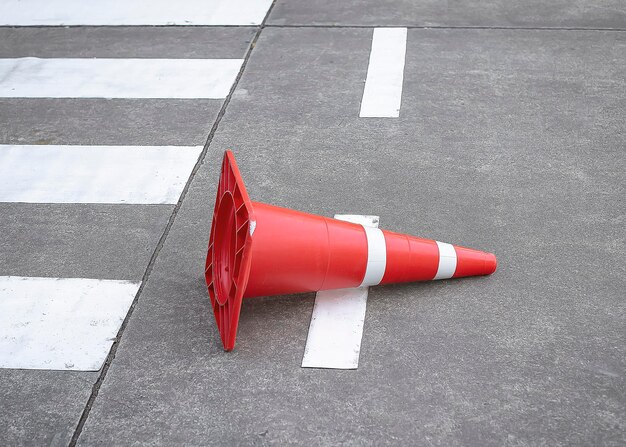 Cônes de signalisation orange sur la surface de la route en ciment