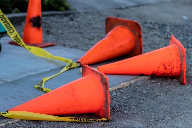 Cônes De Signalisation Orange Tombés Et Ruban D'avertissement