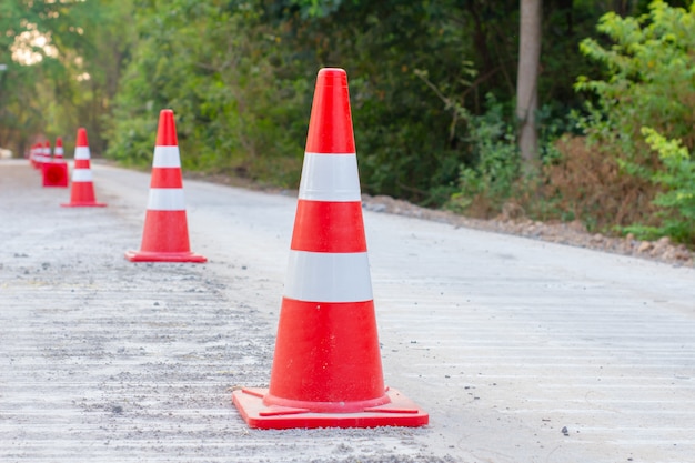 Les cônes de signalisation sont placés sur les routes en construction.
