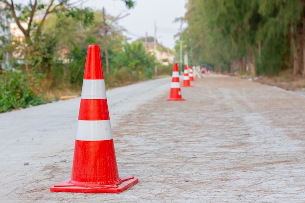 Les cônes de signalisation sont placés sur les routes en construction.