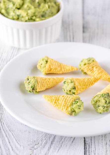 Cônes de tortilla chips au guacamole