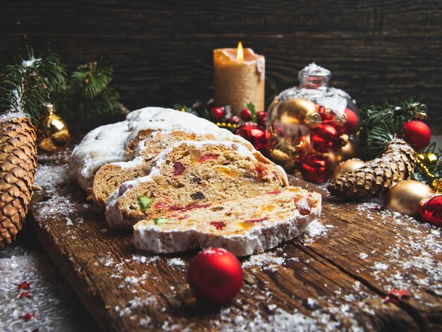 Des cônes traditionnels de Noël, des branches d'un arbre et des décorations de Noël. Des desserts de pâtisserie.
