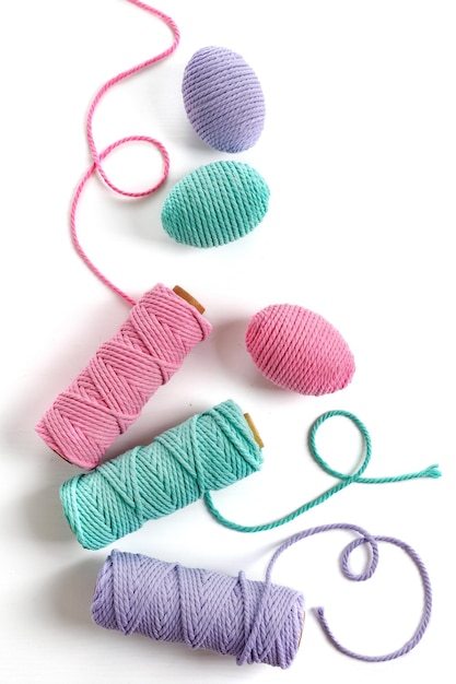 Confection d'oeufs de Pâques à partir de fils multicolores Amigurumi fait main