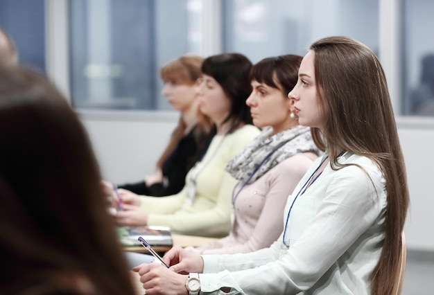 Conférence d'affaires et audience de présentation dans la salle de conférence