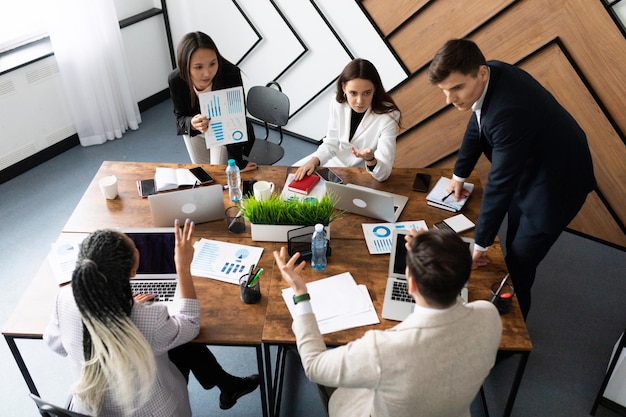 Conférence d&#39;entrepreneurs et de gens d&#39;affaires dans une salle de réunion moderne