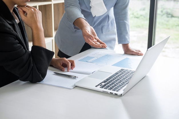 Conférence de l'équipe de femmes chefs d'entreprise sur la présentation d'une réunion au travail de planification d'un projet d'investissement et à la stratégie d'une entreprise en vue d'une conversation avec un partenaire, des informations financières et comptables