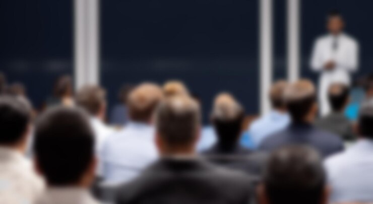Photo conférence avec des personnes assises floues avec un bon éclairage