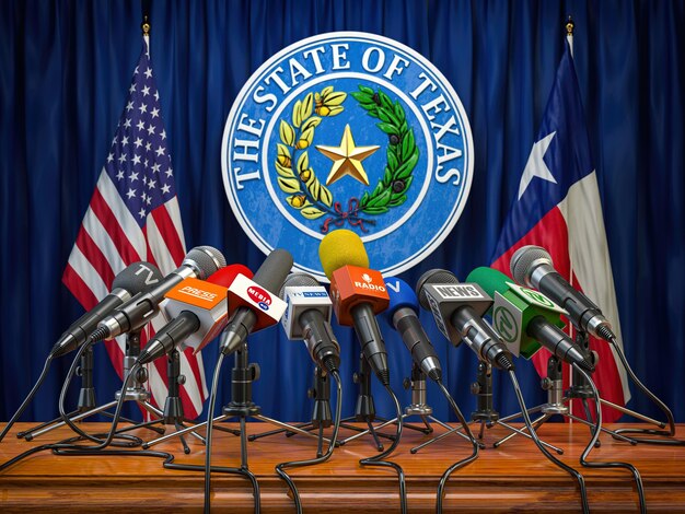 Conférence de presse du gouverneur de l'état du Texas concept Microphones chaînes de télévision et de radio avec symbole et drapeau de l'état du Texas