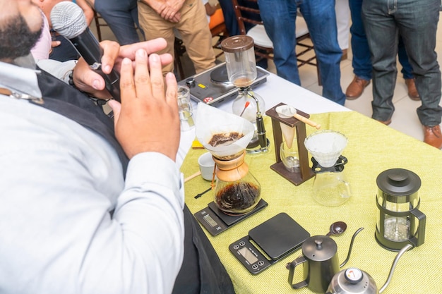 Conférence sur la qualité lors d'un événement de dégustation en guise de salutation à la journée internationale du café