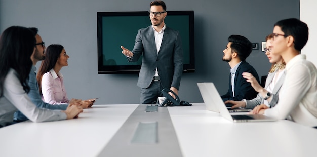 Conférence et réunion de gens d'affaires dans un bureau moderne