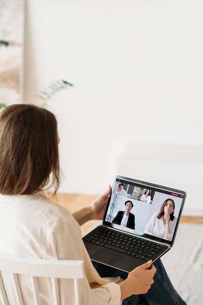 Conférence Web Appel virtuel Réunion Internet Équipe diversifiée discutant de la coopération internationale travaillant à domicile sur un écran d'ordinateur portable dans un bureau numérique avec espace libre