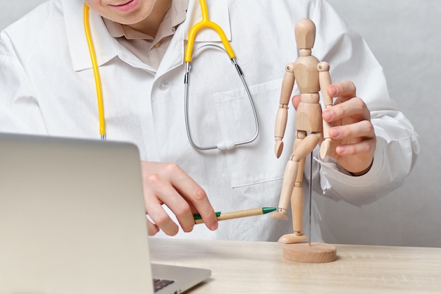 Les conférences de docteur enseignant en ligne portent sur le traitement des blessures aux jambes.