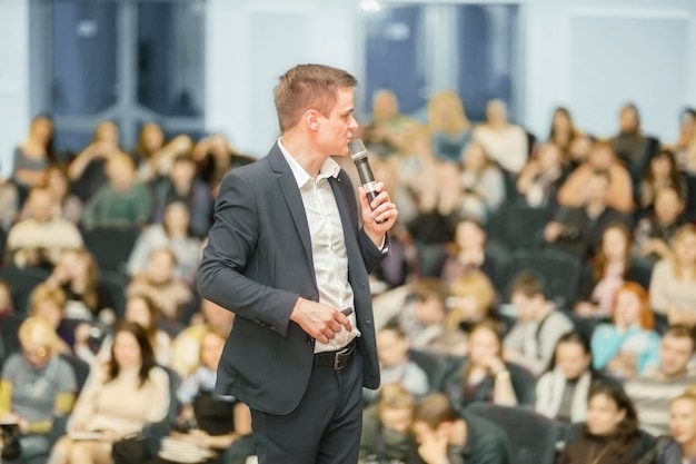 Conférencier à la convention d'affaires