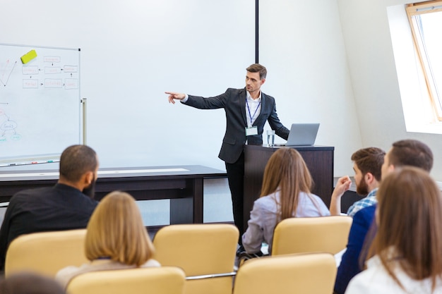 Conférencier faisant une présentation lors d'une conférence d'affaires dans la salle de réunion