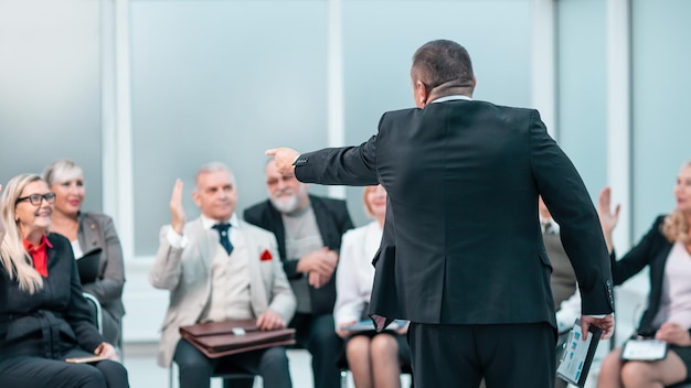 Le conférencier pose des questions pendant le séminaire d'entreprise