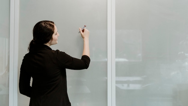 Conférencier prenant des notes au tableau