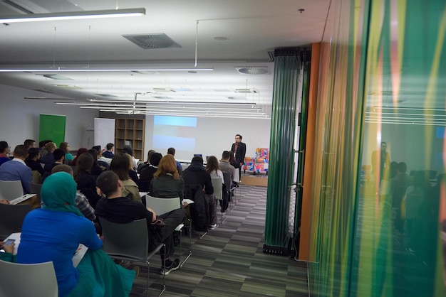 conférencier sur la présentation de la conférence sur l'éducation à l'intérieur d'une startup moderne