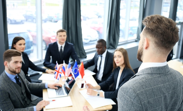 Conférencier Présentation Conférence Internationale Partenariat. Femme d'affaires