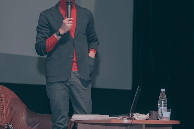 Conférencier, S'exprimant Sur Le Podium Lors D'un événement D'entreprise. Affaires Et éducation