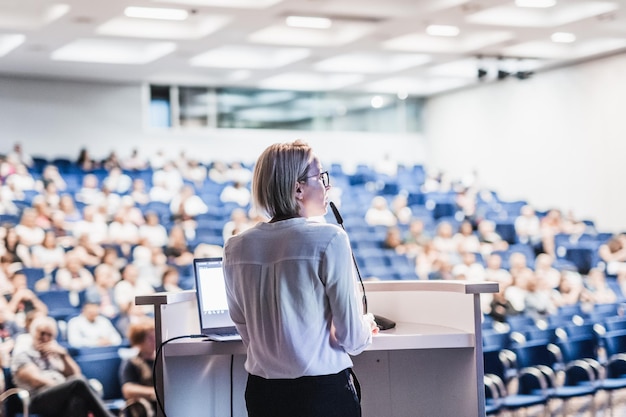 Une conférencière donne un discours sur une conférence d'affaires d'entreprise.