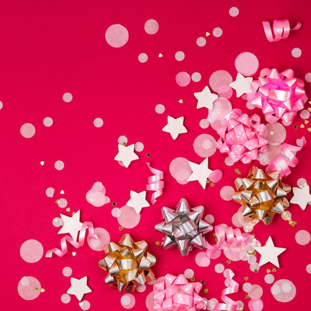 Photo confettis, arcs et décorations en papier. thème du concept de la saint-valentin ou de la fête d'anniversaire. mise à plat, vue de dessus