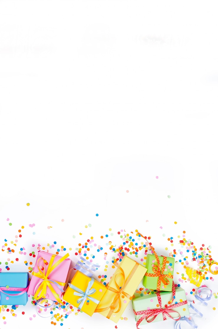 Photo confettis assortis colorés avec serpentine et coffrets cadeaux sur blanc