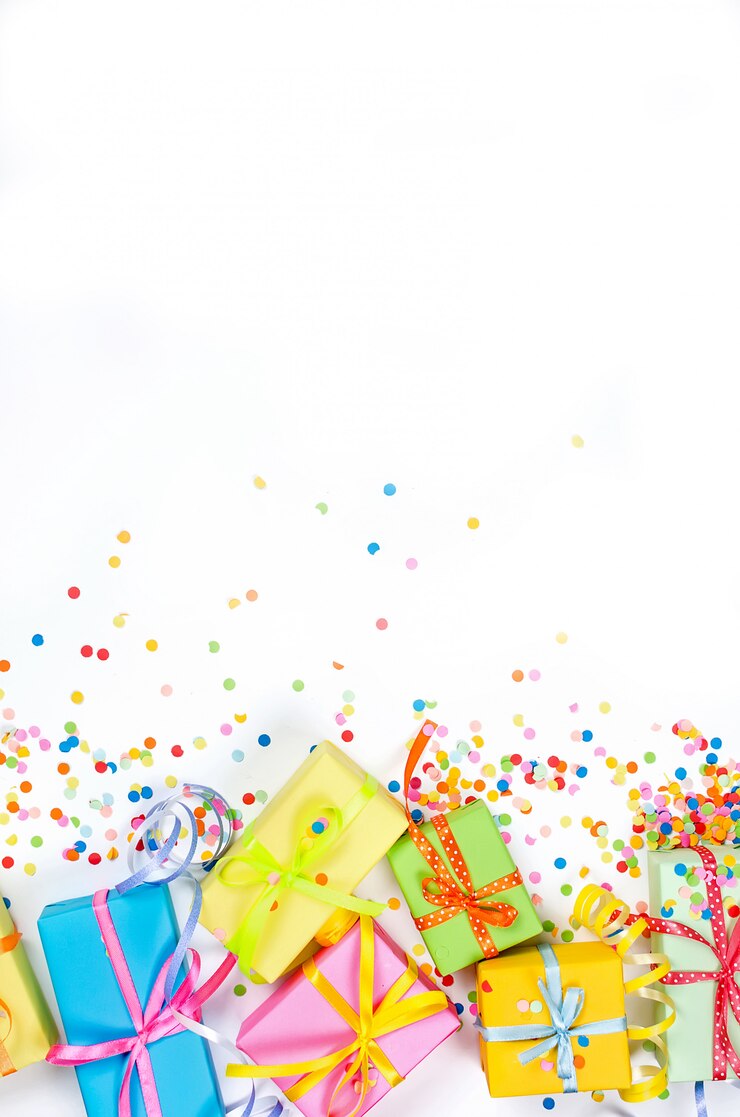 Confettis assortis colorés avec serpentine et coffrets cadeaux sur blanc