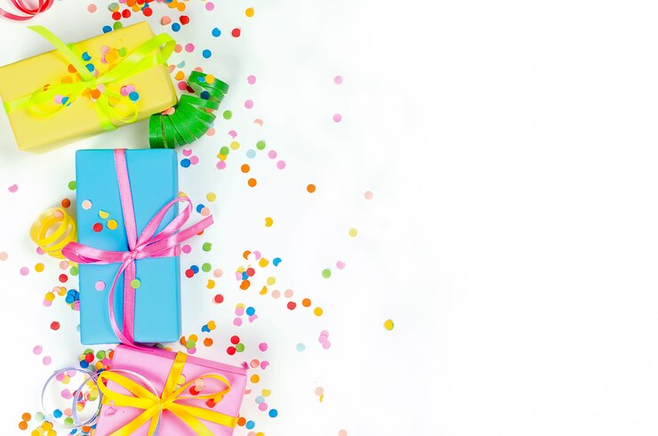 Confettis assortis colorés avec serpentine et coffrets cadeaux sur blanc