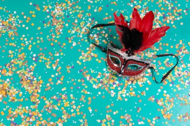 Confettis avec des éléments liés au carnaval et à l'été