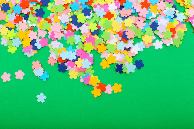 Confettis sur fond vert