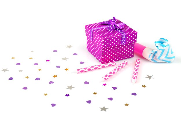 Confettis lumineux et coffret cadeau sur fond blanc